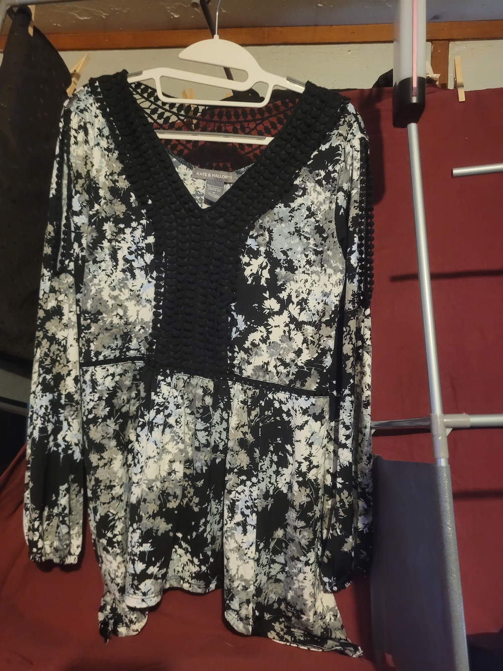 Kate & Mallory Black and White Floral V-Neck Long Sleeve Blouse